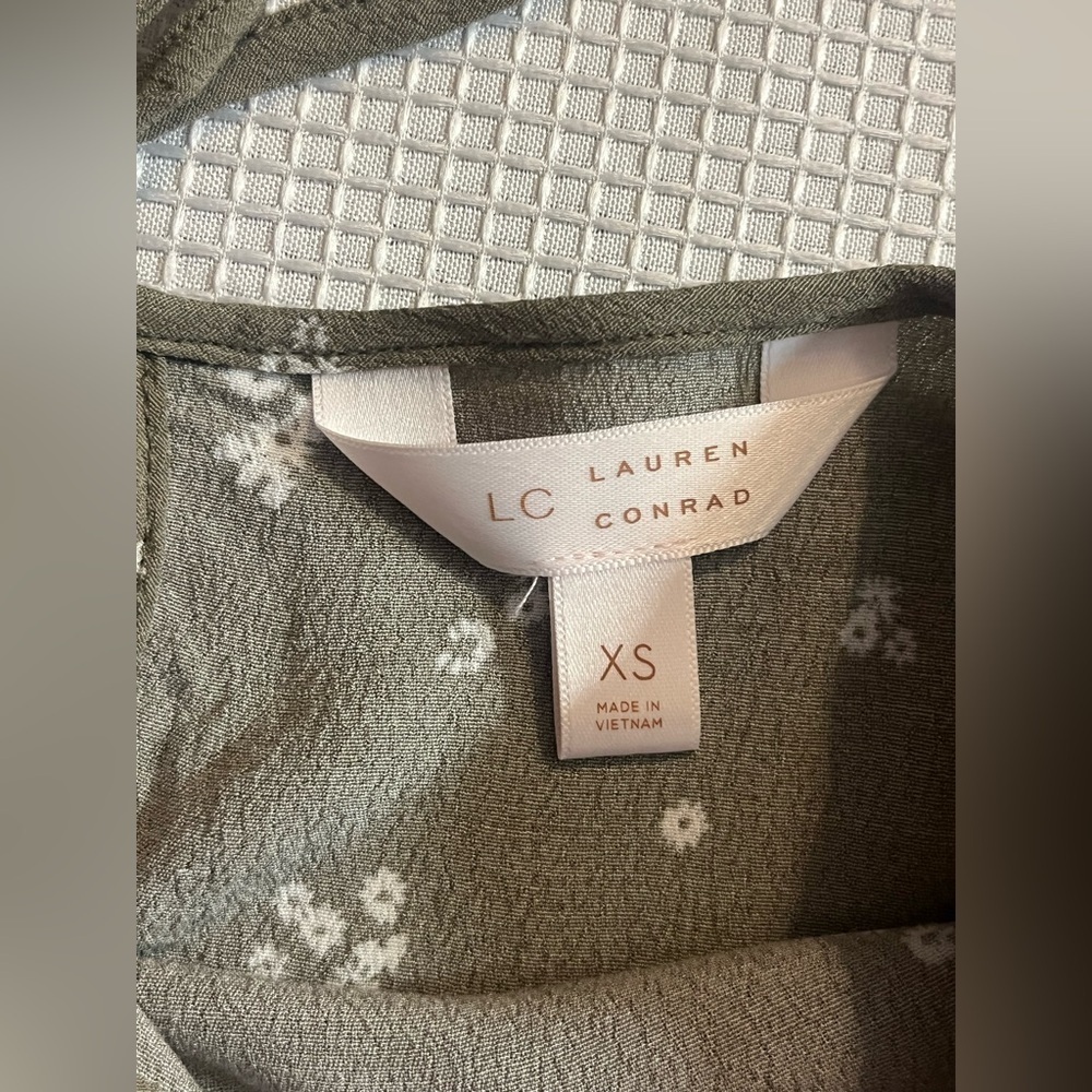 Lauren Conrad Olive Green Floral Women's Top Size XS - Picture 5 of 9